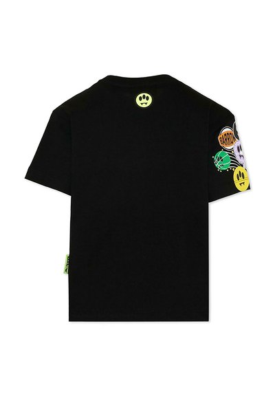 Czarny T-shirt z krótkim rękawem, z małą żółtą buźką z kłami na górnej części pleców oraz rękawie ozdobionym kolorowymi naszywkami graficznymi.