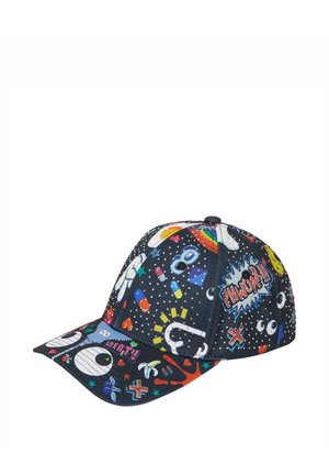 Schwarze Baseballkappe bedeckt mit bunten Cartoon-Stil-Icons, Augen, Pillen, Regenbögen und Comic-Text auf weißem Hintergrund.