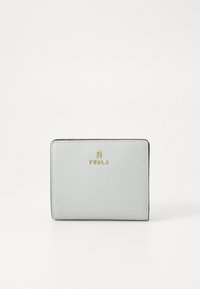 Furla Geldbörse aus hellblauem Leder mit strukturierter Oberfläche, goldenem Logo-Akzent und rechteckiger Form mit abgerundeten Kanten.