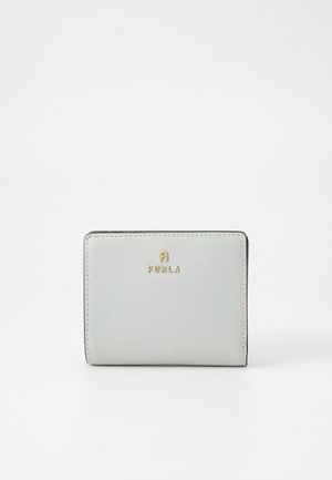 Portefeuille Furla en cuir bleu clair, présentant une surface texturée, un accent logo doré, et une forme rectangulaire aux bords arrondis.