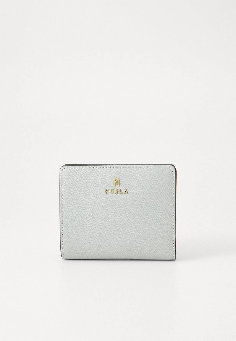 Furla Geldbörse aus hellblauem Leder mit strukturierter Oberfläche, goldenem Logo-Akzent und rechteckiger Form mit abgerundeten Kanten.