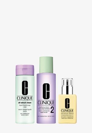 Tre flaconi di prodotti per la cura della pelle Clinique: sapone liquido per il viso All About Clean, esfoliante Clarifying Lotion 2 e lozione idratante Dramatically Different Moisturizing Lotion Plus.