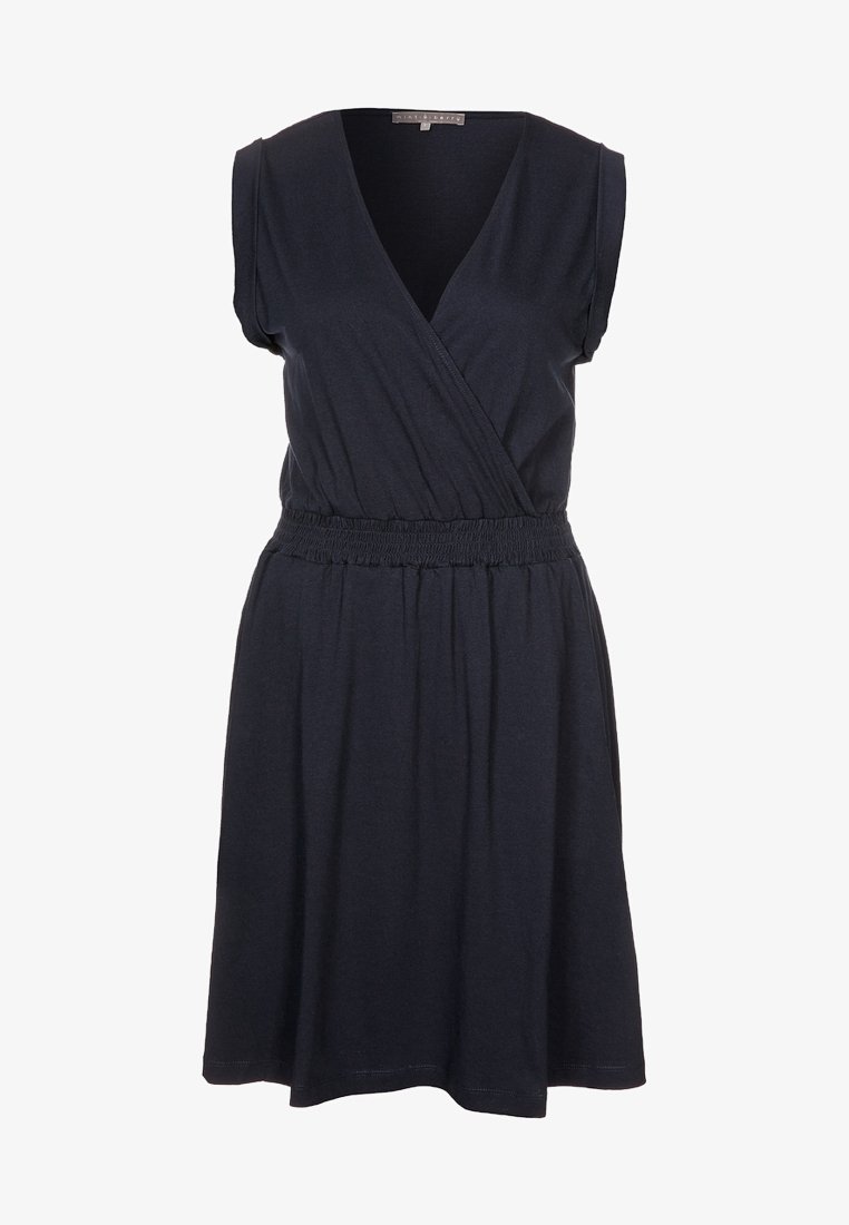 Robe noire sans manches avec corsage portefeuille en V, taille élastique et jupe froncée longueur genou.