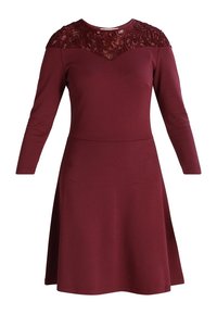 Vestido largo de manga larga color burdeos con detalle de encaje en el escote y cuello redondo, cuerpo ajustado y falda ligeramente acampanada.