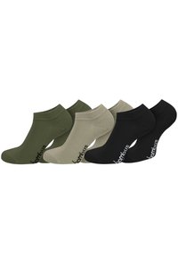 Drei Paar Knöchelsocken in Olivgrün, Beige und Schwarz. Hergestellt aus weichem Material, mit einem dezenten Logo an der Seite.