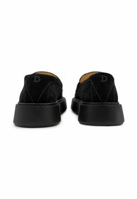 Zwarte suède schoenen met een laag profiel, brede rubberen zool en een gestikt accent. Heeft een klein geperst logo op de hiel.