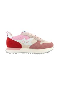 Sneaker aus einer Kombination von hellrosa, rot und beigem Wildleder, mit einem weißen Logo, flachen Schnürsenkeln und einer strukturierten Gummisohle.