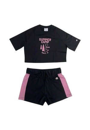 Completo estivo nero e rosa con T-shirt corta con la scritta "SUMMER CAMP PA. 81 HAWLEY, PA." e pantaloncini abbinati con pannelli laterali rosa.