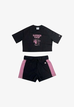 Conjunto de verano negro y rosa con camiseta corta que dice "SUMMER CAMP PA. 81 HAWLEY, PA." y pantalones cortos a juego con paneles laterales rosas.