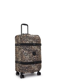Maleta con un patrón de leopardo, detalles en negro y correas ajustables. Exterior de tela, cuatro ruedas y asa retráctil.