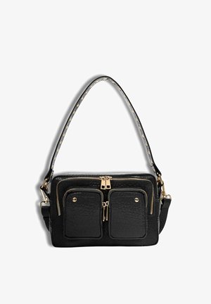 Zwarte leren tas met textuur, voorzien van twee voorste ritszakken, gouden hardware en een decoratieve band. Heeft een rechthoekige vorm en een compact ontwerp.