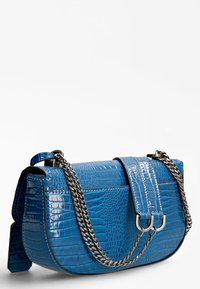 Blauwe croco-embossed handtas met een glanzende afwerking, voorzien van een kettingband en een rechthoekige vorm, accentueert door een afneembare leren klep.