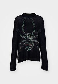 Zwarte gebreide trui met een grote spinnengrafiek in groen en bruin op de voorkant, met lange mouwen en een ronde halslijn.