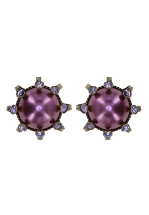 Boucles d'oreilles en perles rondes violettes ornées de huit petits gemstones lavande disposés en forme de rayons de soleil autour de chaque perle, montées sur un métal ton or antique.