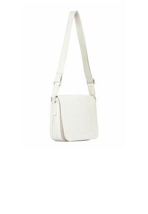 Sac à bandoulière en cuir blanc avec rabat pliant et sangle réglable, présenté sur un fond blanc uni.