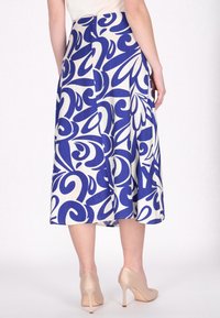 O fustă din material cu un model alb și albastru, având un design clasic, o textură mătăsoasă și lungimea până la genunchi.