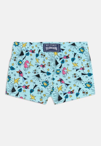 Ανοιχτό μπλε σορτς με πολύχρωμα αφηρημένα σχέδια πουλιού, καβουριού, ματιού και αστεριού και ετικέτα της μάρκας Vilebrequin στη ζώνη.