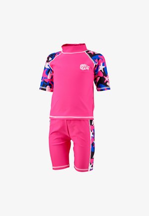 Roze rash guard met korte mouwen en bijpassende korte broek, versierd met een kleurrijk sterrenbeeld patroon op de mouwen, gemaakt van rekbare zwemstof.