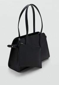 Borsa a spalla in pelle nera con due manici lunghi, forma rettangolare e una pochette con zip rimovibile. Presenta una finitura texturizzata e un branding discreto.