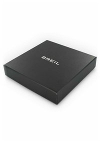 Sort rektangulær boks med en glat overflade. Forsiden har brandnavnet "BREIL" i hvidt, centreret og med store bogstaver.