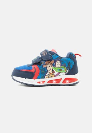 Dziecięce niebiesko-czerwone tenisówki z postaciami z Toy Story, Woody i Buzzem Astralem, po bokach, z paskami na rzep oraz świecącymi akcentami na podeszwie.