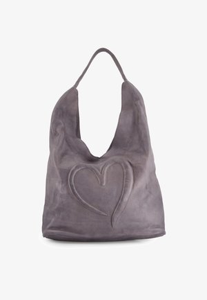 Sac hobo en cuir gris avec un grand cœur en relief sur le devant, doté d'une seule bandoulière et d'une finition douce et texturée.