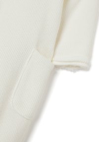 Weißes gestricktes Kleidungsstück mit einer strukturierten Oberfläche. Es verfügt über kurze Ärmel und eine kleine aufgesetzte Tasche auf der linken Seite. Einfaches und minimalistisches Design.