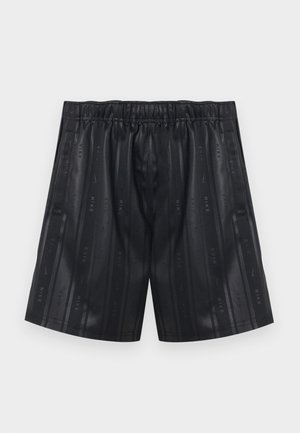 Pantaloncini sportivi neri con vita elastica e sottili strisce verticali con loghi "Nike" e simboli swoosh ripetuti.