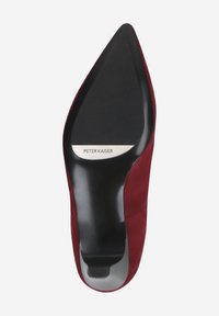 Spitze Damenschuh aus burgunderrotem Wildleder, von der Sohle mit schwarzem Absatz und dem Metall-Label "PETER KAISER" gezeigt.