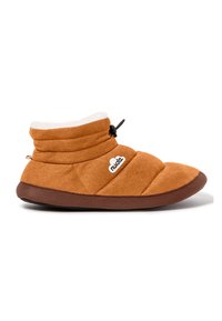 Zapatilla marrón acolchada con un suave forro blanco, punta redondeada y suela de goma. Presenta un logo decorativo y un cordón ajustable para un buen ajuste.