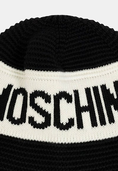 Berretto in maglia nero con una fascia bianca che mostra la scritta "MOSCHINO" in lettere nere in grassetto. Tessuto testurizzato, forma rotonda e colori a contrasto.