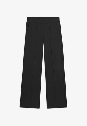 Pantaloni neri a gamba dritta con pieghe frontali, tasche laterali, vita elasticizzata e logo "FY" discreto sulla coscia destra.