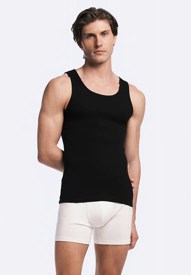 Débardeur noir à encolure ronde, coupe ajustée et texture lisse ; associé à un boxer blanc. Style simple et minimaliste.
