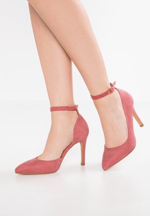 Roze suede hoge hakken met een spitse neus en enkelbandje, met een slank ontwerp en een dunne leren beklede hak.