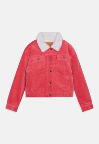 Červená manšestrová bunda s bílým kož�íškovým límcem, zapínáním na knoflíky, dvěma kapsami na prsou a dlouhými rukávy. Texturovaná látka s viditelnými žebry.