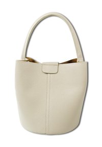 Sac à main en cuir texturé de couleur crème, avec une poignée courbée et un rabat supérieur. Forme compacte avec une finition sans couture.