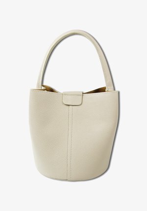 Sac à main en cuir texturé de couleur crème, avec une poignée courbée et un rabat supérieur. Forme compacte avec une finition sans couture.