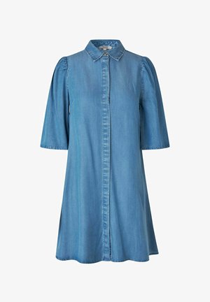Lys blå denimkjole med korte, puffede ærmer, krave og lynlås i fuld længde. Blød tekstur og A-linje silhuet.