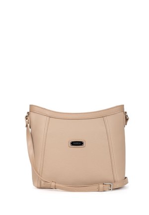Sac à épaule en cuir beige texturé avec bandoulière réglable et plaque métallique de marque portant la mention "Fagola" à l'avant.