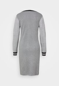 Silbernes gestricktes Kleid mit langen Ärmeln, schwarzen Bündchen und einem strukturierten Muster. Verfügt über einen runden Ausschnitt und eine taillierte Silhouette.