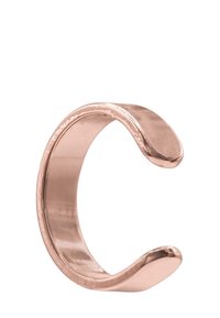 Roségoldenes Armreif mit einer glatten, polierten Oberfläche, offenem Design und abgerundeten Enden, das eine leicht strukturierte Oberfläche aufweist.
