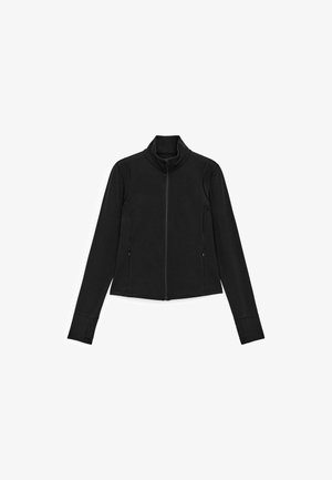 Giacca nera con zip frontale, collo alto, maniche lunghe, tasche laterali e texture liscia e uniforme. Design minimalista, senza motivi o dettagli visibili.