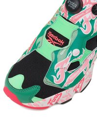 Zelená a čierna teniska s textúrovanou sieťovinou, žiarivými ružovými akcentmi, abstraktnými plameňovitými vzormi a výrazným mechanizmom uzáveru typu pumpa.