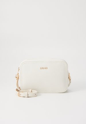 Borsa a tracolla in pelle bianca con hardware dorato, di forma rettangolare e dettagli di cucitura sottili. Logo impresso sul davanti.