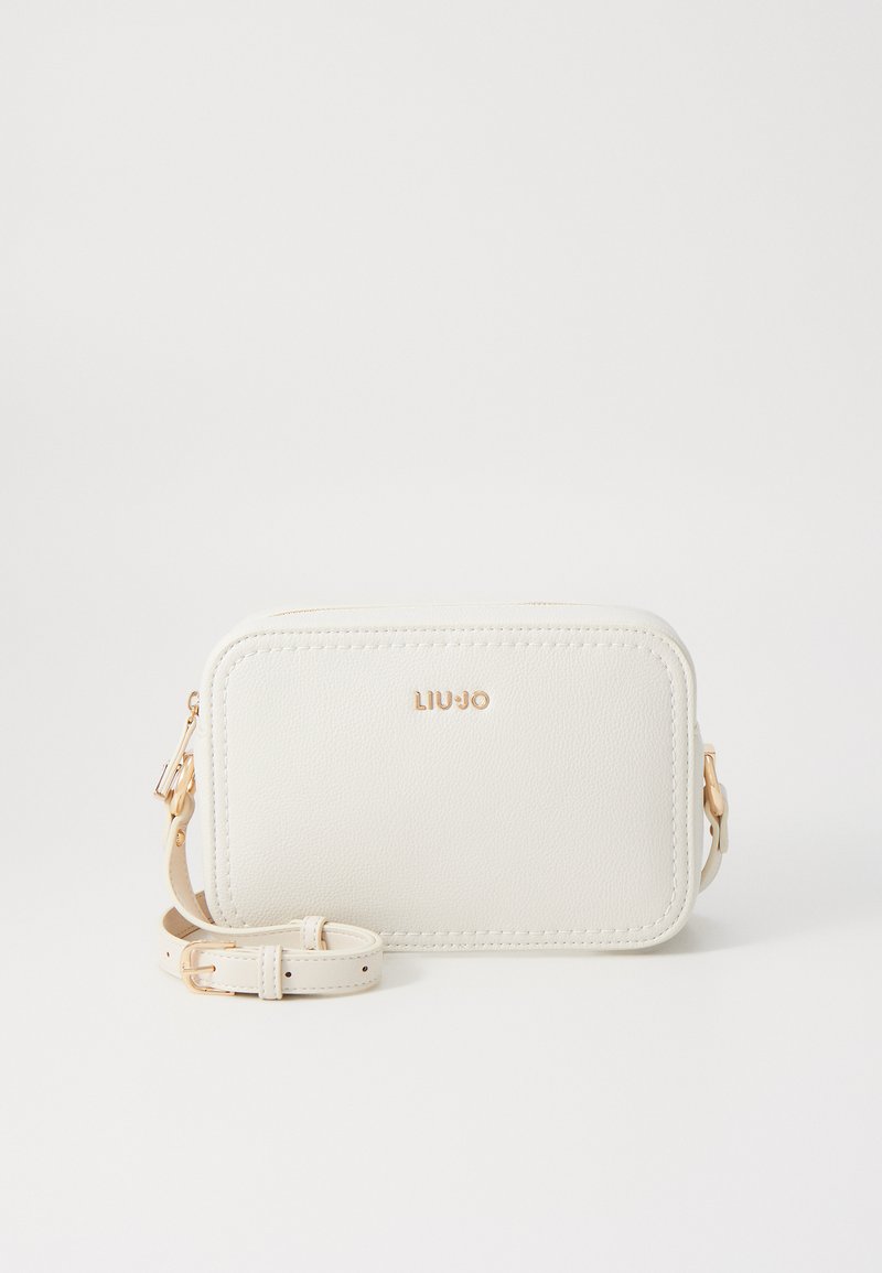 Hvid læder crossbody taske med gul hardware, rektangulær form og subtile syninger. Logo prentet på forsiden.