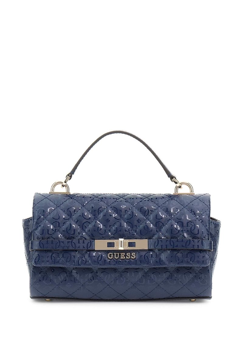 Sac en bandoulière matelassé bleu marine avec une finition brillante, comportant un logo en métal doré et une poignée supérieure, offrant un design structuré et une texture subtile.