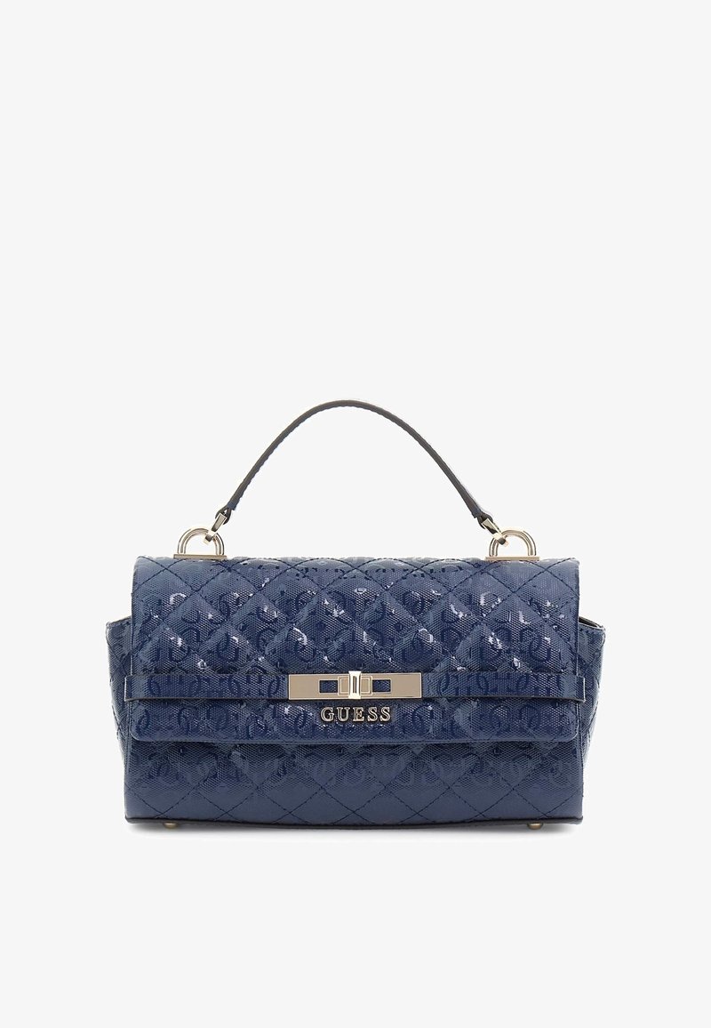 Sac en bandoulière matelassé bleu marine avec une finition brillante, comportant un logo en métal doré et une poignée supérieure, offrant un design structuré et une texture subtile.