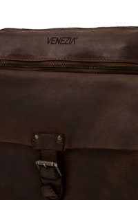 VENEZIA CROSS-BODY - Umhängetasche - brown