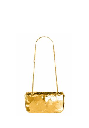 Piccola borsa rettangolare dorata con grandi paillettes rotonde e una sottile tracolla a catena dorata su sfondo bianco.