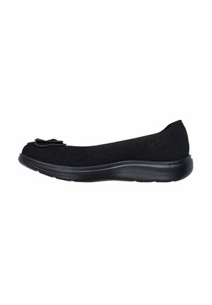 Schwarzer Damenschuh mit gestricktem Stoff, gepolsterter Sohle und einer kleinen dekorativen Schleife am Zehenbereich, seitlich dargestellt.